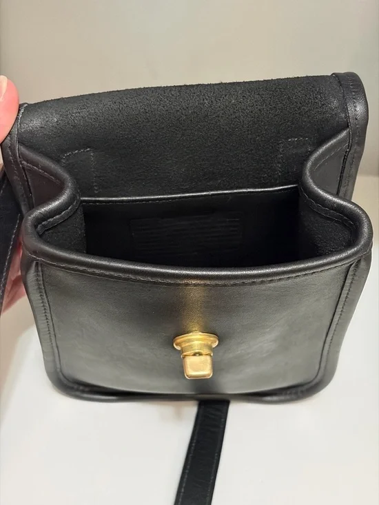 Vintage Coach Small Sidepack (#9978) Black Leather Handbag with Brass Turnlock - Picture 9 of 13